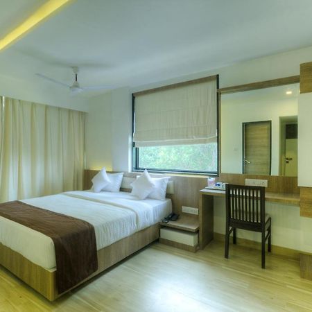 Crown Inn Panvel Exterior foto
